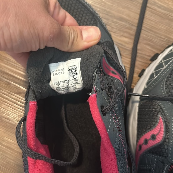 Saucony woman’s grid raptor TR  running shone size 8 gray/magenta like new - Picture 5 of 7